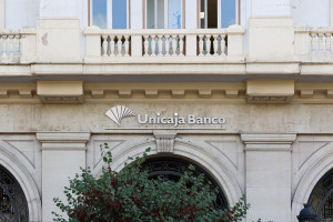 Unicaja Banco estudia vender sus participaciones en empresas turísticas