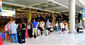 Retrasos y caos en aeropuertos de tres regiones por fallo informático