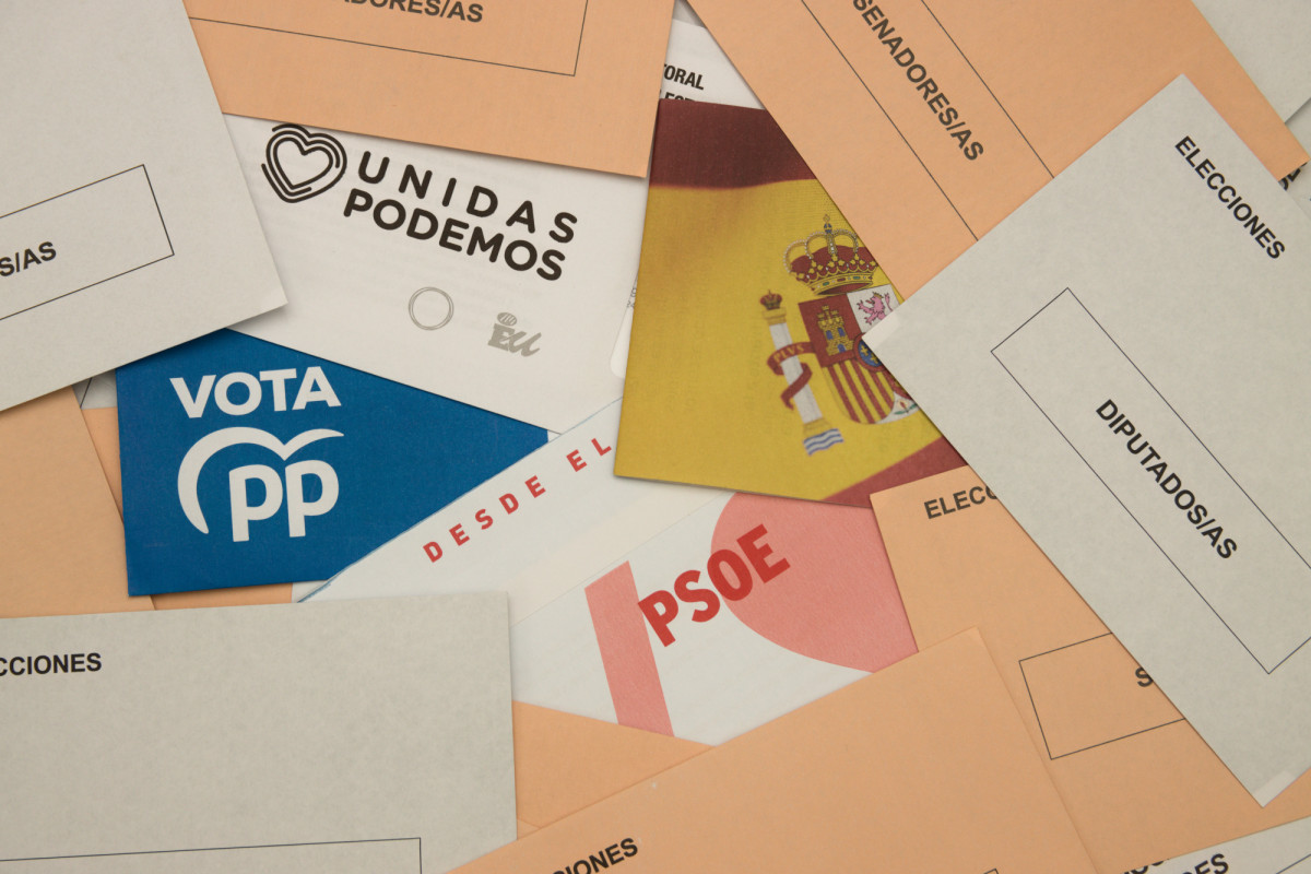 ¿Cuántos españoles emiten voto por correo y se van de vacaciones?