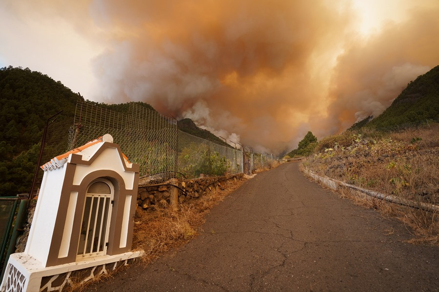 El fuego obliga a cortar los accesos al Teide y desalojar el Parador
