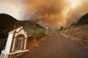 Corte total de accesos al Teide y desalojo del Parador por el incendio
