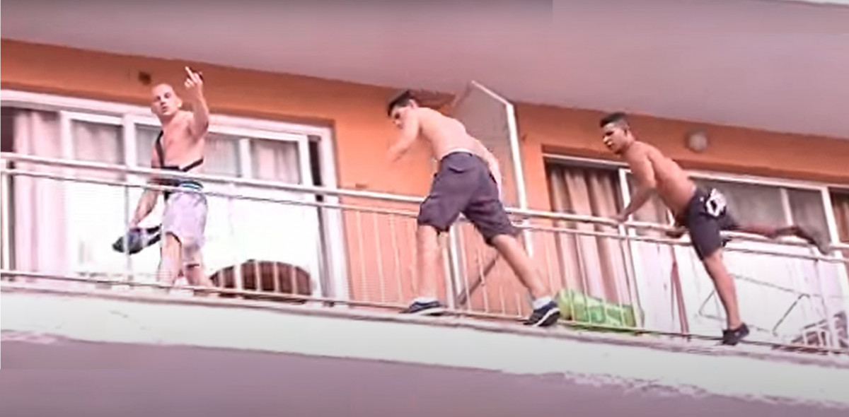Expulsados cinco turistas de un hotel de Calvià por hacer balconing