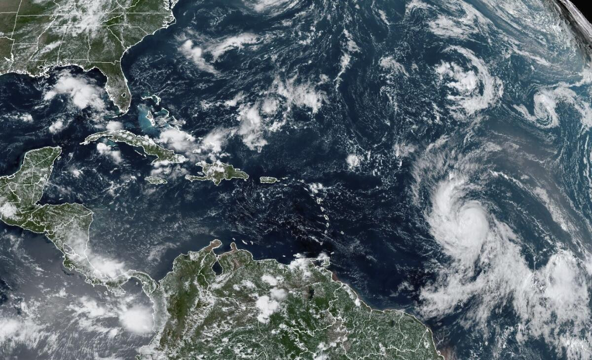 Olas de hasta 4,6 metros en Puerto Rico por el paso del huracán Lee