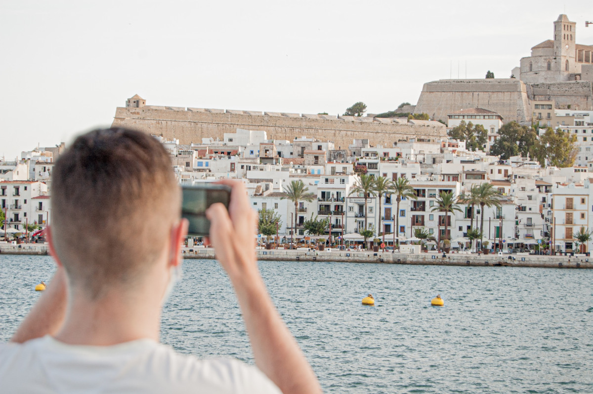 Los hoteleros de Ibiza arremeten contra las villas y viviendas turísticas