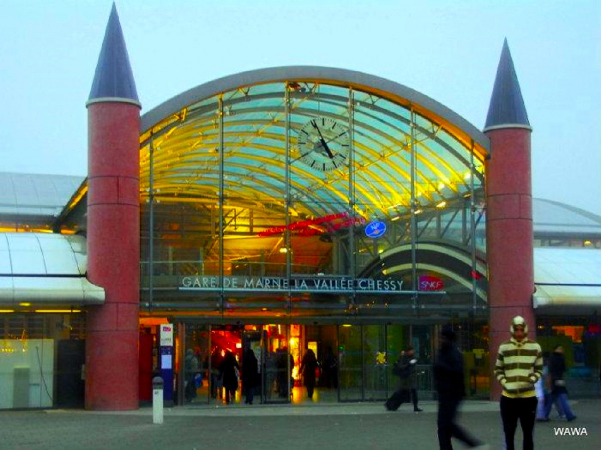 Eurodiputados van en tren de Bruselas a Estrasburgo y acaban en Disneyland