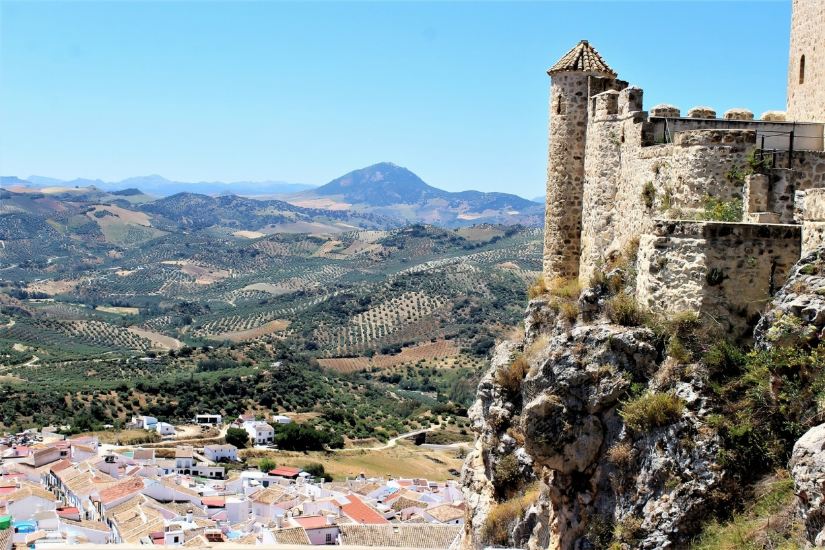 10 castillos y una torre alucinantes que descubrir en España