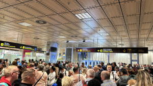 Ashotel denuncia las colas recurrentes en el aeropuerto de Tenerife Sur