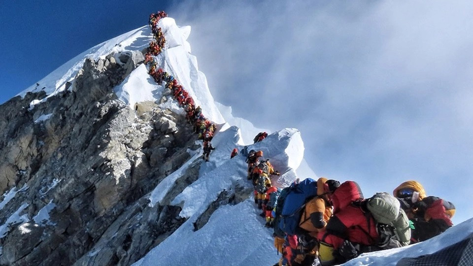 ¿Cuántas personas suben al Everest cada año y cuántas fallecen?