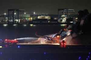 Pasajeros y tripulación, rescatados de un avión de Japan Airlines en llamas
