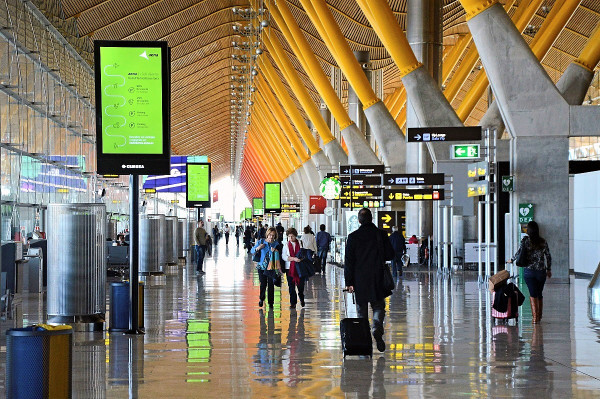 Cuántos pasajeros pasaron por los aeropuertos españoles en 2023