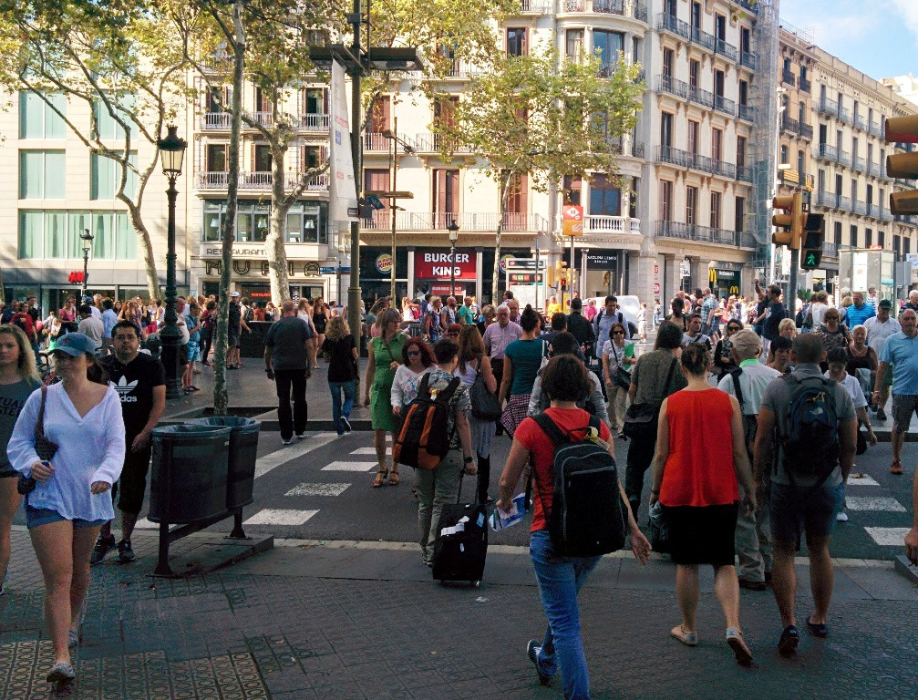 Los 2 perjuicios del turismo que más mencionan los vecinos de Barcelona