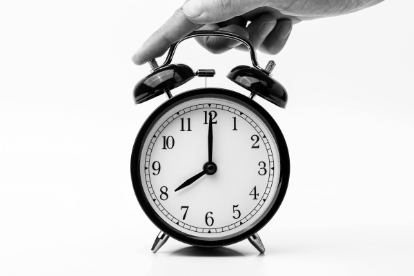 Cambio de hora 2025: cómo preparar a los niños y mayores