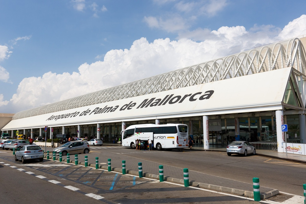 Caos en aeropuerto de Palma: cientos de pasajeros atrapados en largas colas