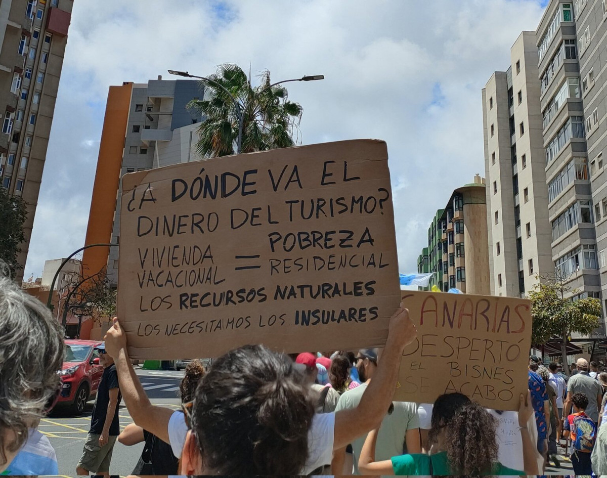 Canarias: Multitudinarias protestas contra el turismo masivo