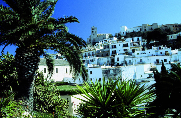 Booking cumple el acuerdo y retira anuncios de alquileres ilegales en Ibiza