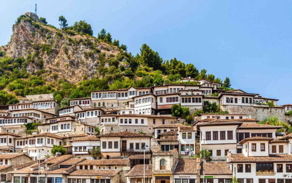 Soltour conectará este verano 13 ciudades españolas con Albania