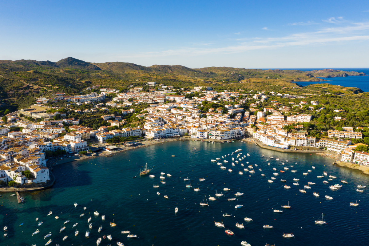 Cadaqués ataca la masificación reduciendo los barcos turísticos