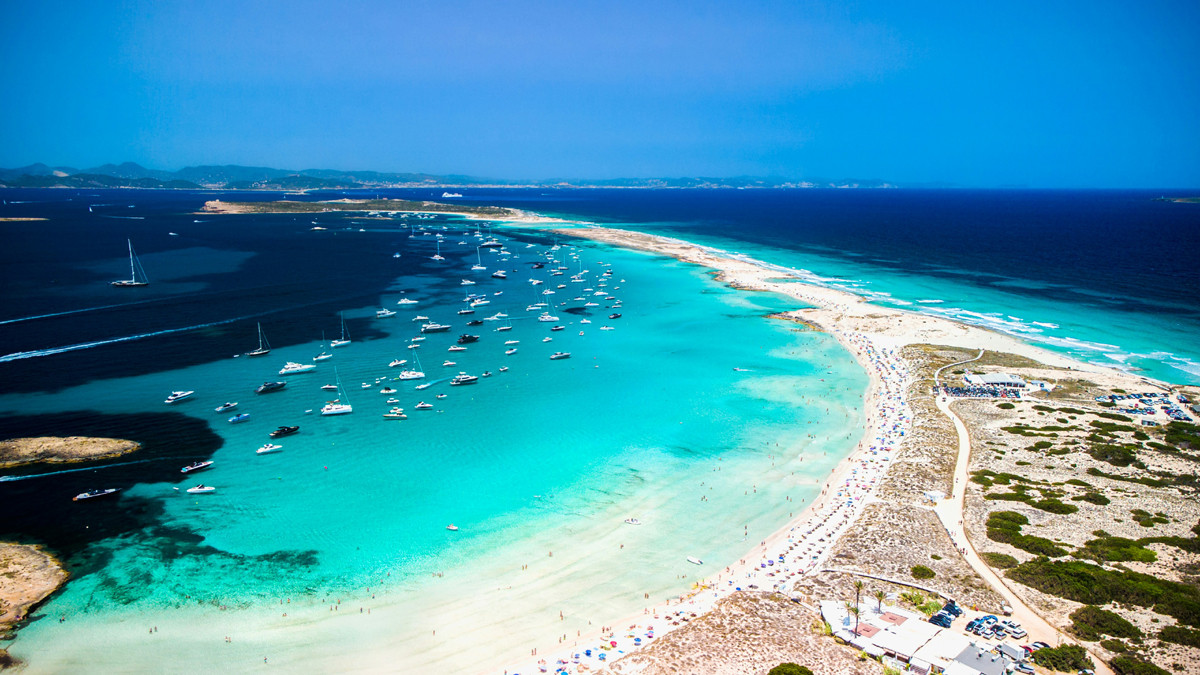 Iberia Express y Baleària, destino: isla paradisíaca del Mediterráneo