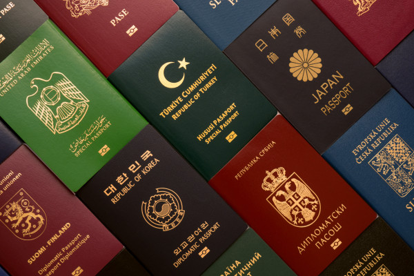 Pasaportes más poderosos de 2025: Singapur lidera, España entre los mejores