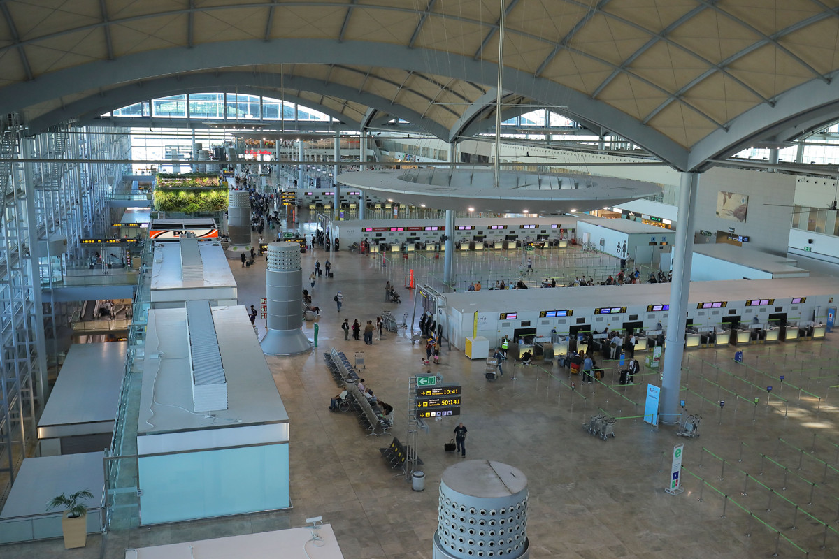 Sigue la huelga en el aeropuerto de Alicante en el puente de agosto