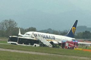 Un reventón de neumáticos de un avión de Ryanair paraliza un aeropuerto