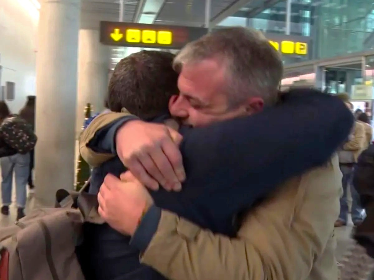 Un aeropuerto introduce un límite de tiempo para los abrazos