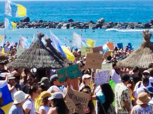 Canarias: miles de personas protestan en zonas turísticas