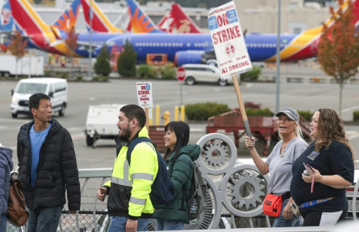 Los trabajadores rechazan la propuesta de Boeing y sigue la huelga 