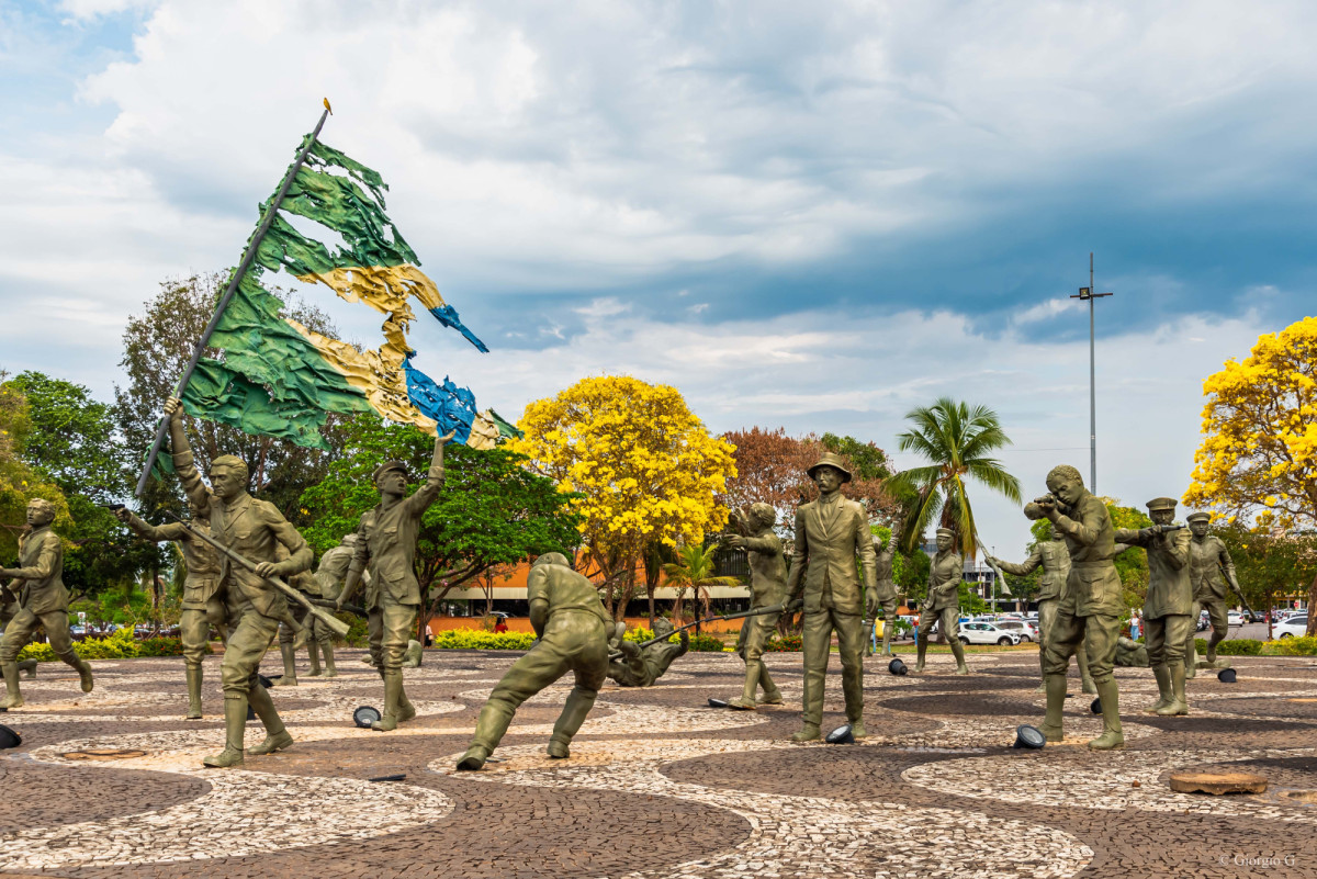 Monumento en la Plaza de los Girasoles de Palmas 