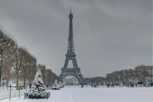 Vuelos cancelados y Torre Eiffel cerrada por temporal de nieve en Francia