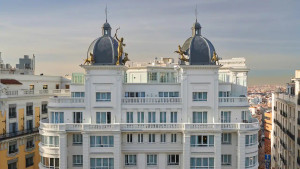 Las fortunas latinas top que mueven ficha en el sector hotelero español