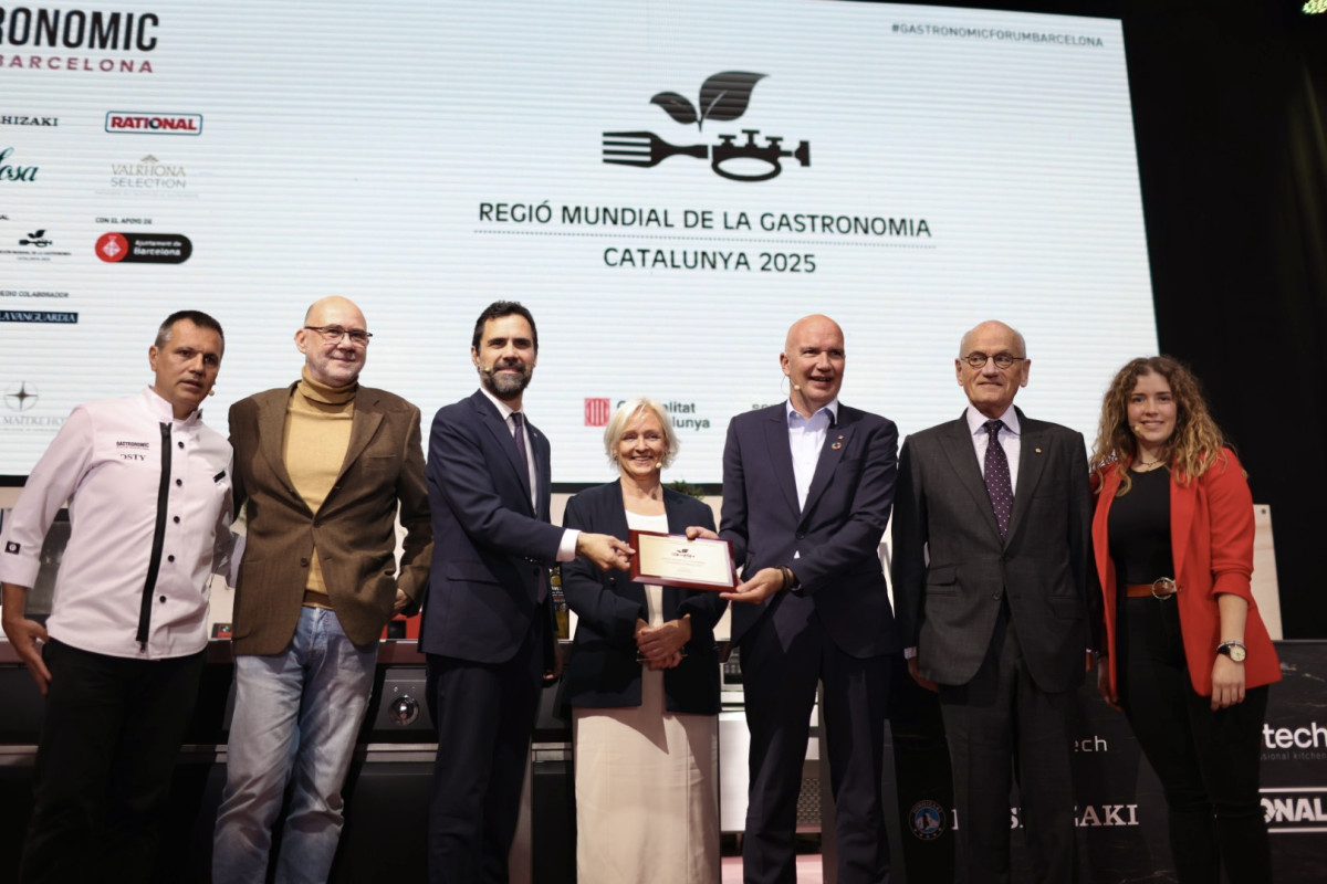 El consejero de Empresa y Trabajo y el consejero de Acción Climática han recibido la placa que distingue oficialmente a Cataluña como Región Mundial de la Gastronomía en 2025 