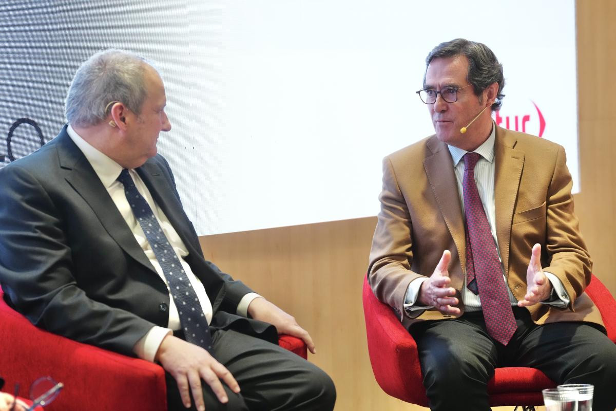 El presidente de CEOE, Antonio Garamendi, conversa con el ministro de Industria y Turismo, Jordi Hereu, en Fitur 2025