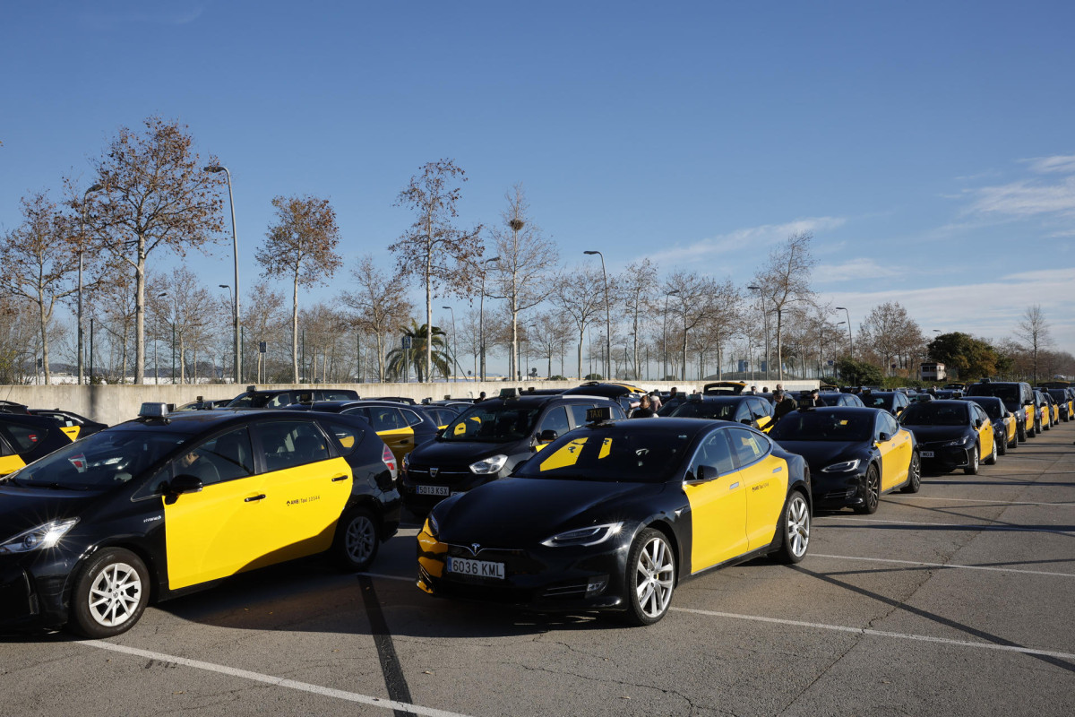 Taxistas de Barcelona y Madrid protestan contra las subidas de los seguros