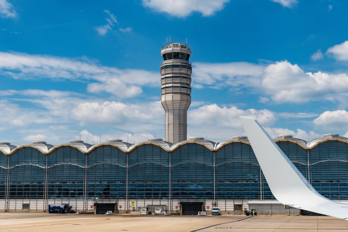 Accidente aéreo: un controlador hacía el trabajado de dos durante el choque