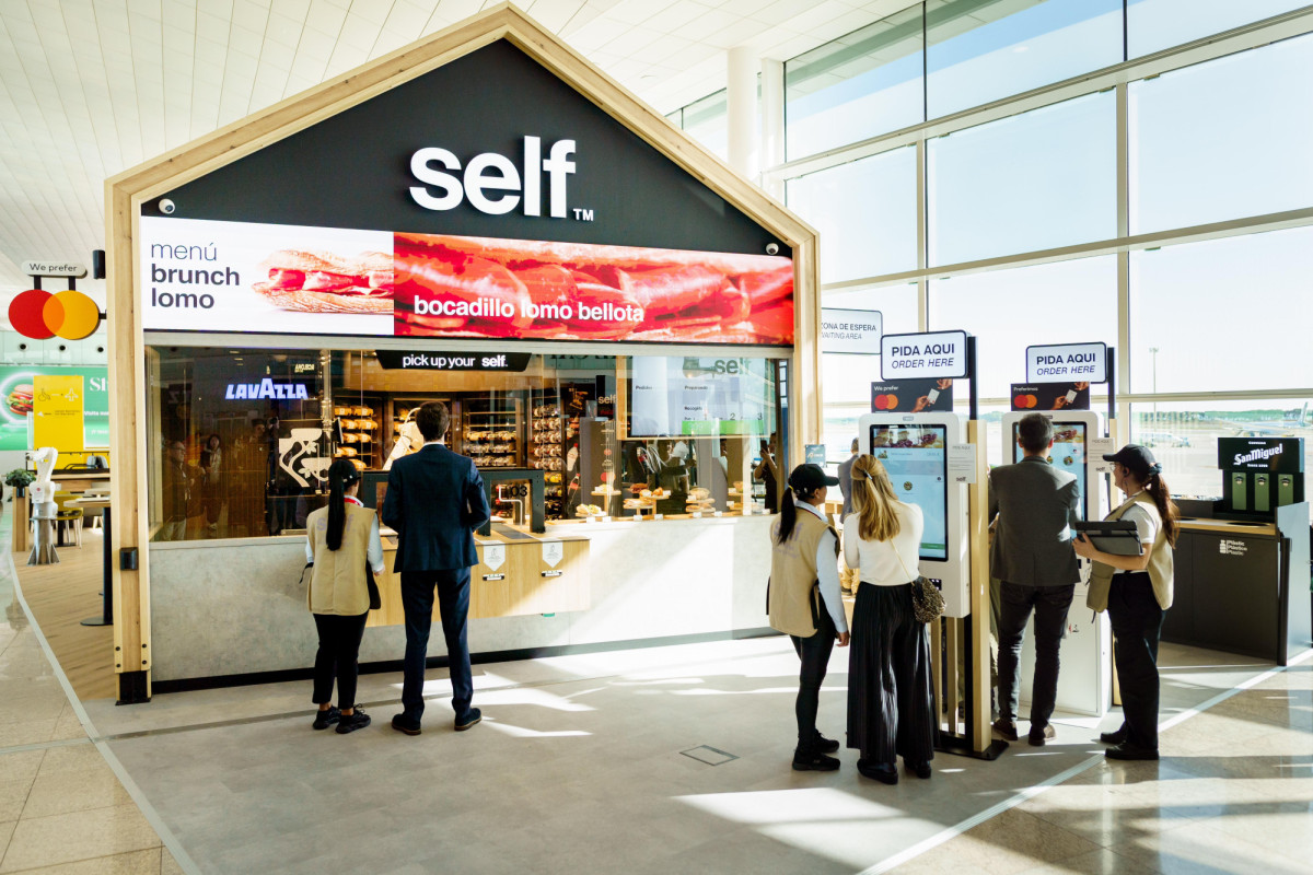 El primer restaurante robotizado con IA en un aeropuerto abre en Barcelona