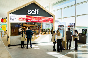 El aeropuerto de Barcelona, el primero con un restaurante robotizado con IA