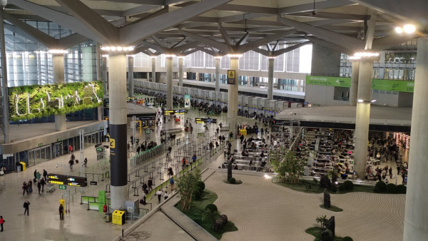 Los aeropuertos de Aena en España reciben un 6,3% más de pasajeros en abril