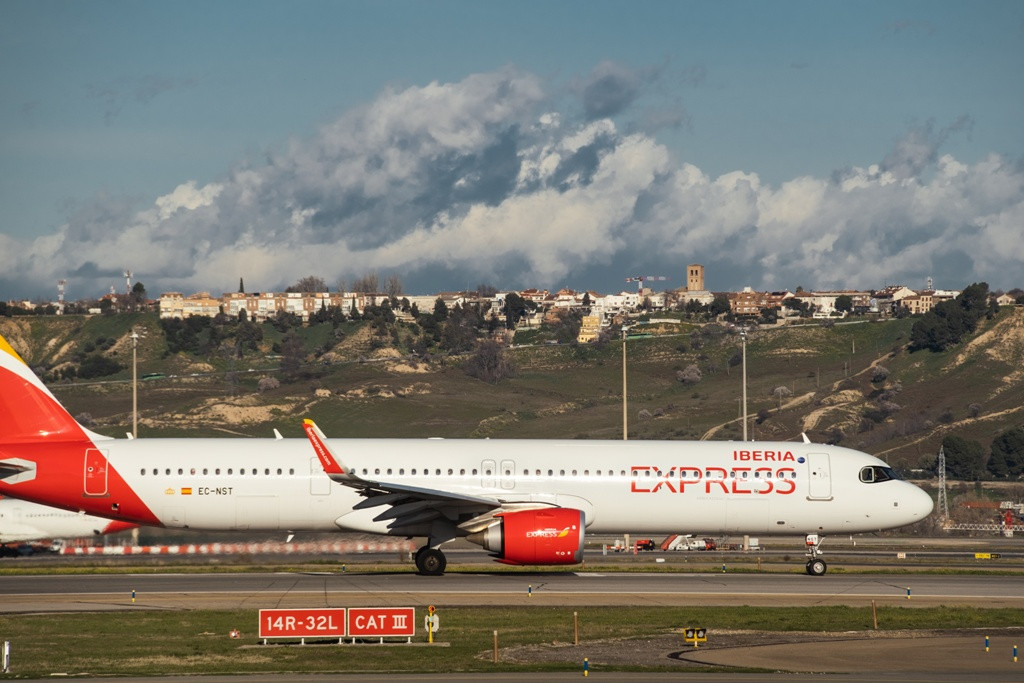 IAG estudia alternativas low cost si el pulso con los pilotos de Iberia Exp