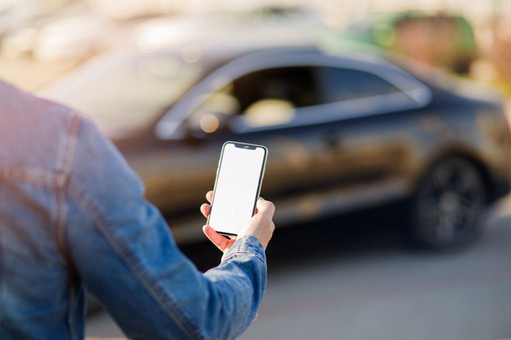 Consumo investiga a VTC por subir precios durante el apagón del 27 de abril