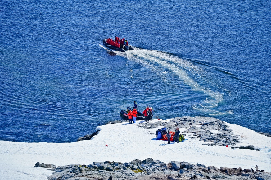 Récord de turistas en la Antártida pese a riesgos ambientales