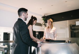 Hoteleros alertan de cierres y despidos con la reducción de jornada