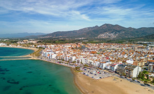 Cataluña aplaza la subida de la tasa turística a octubre