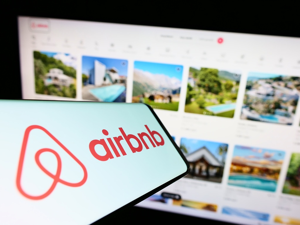 Airbnb deberá retirar 65.000 pisos turísticos, según Consumo