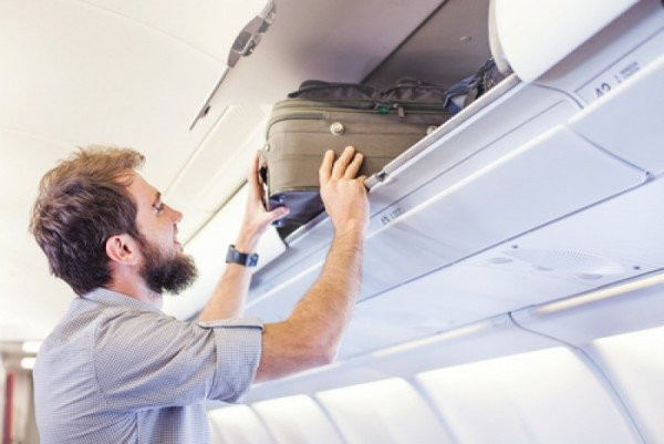 Los consumidores europeos quieren tumbar el cobro del equipaje de mano