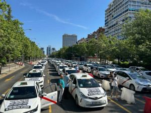 Taxistas se manifiestan en Madrid en contra de las 8.500 licencias de VTC