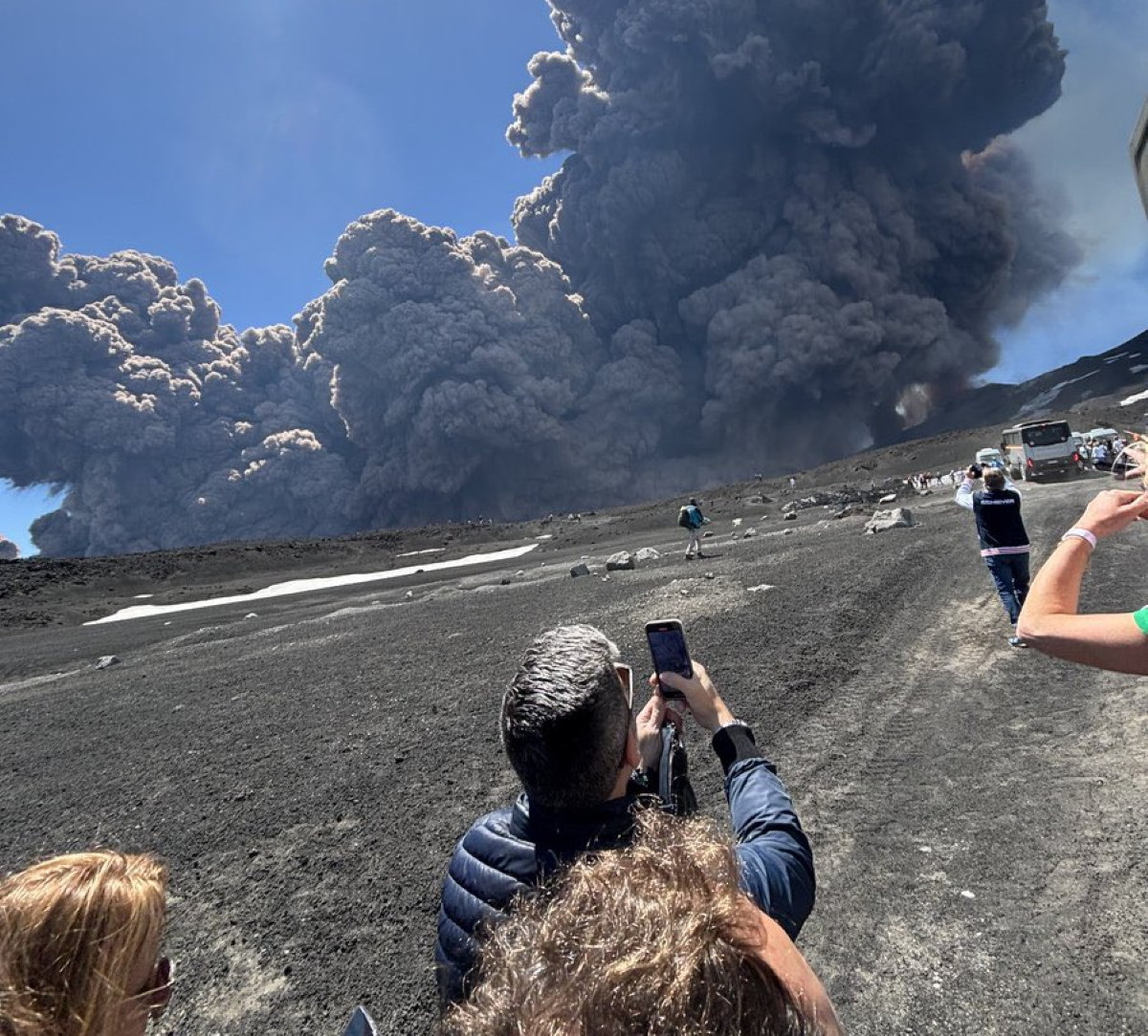 El volcán italiano Etna entra de nuevo en erupción