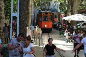 Seis décadas del turismo en Baleares: plazas y turistas