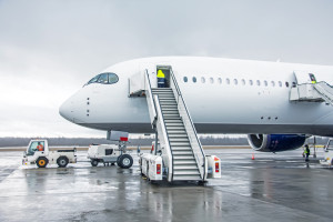 ¿Por qué siempre embarcamos por el lado izquierdo de los aviones?