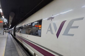 Nueva incidencia en el AVE: un incendio paraliza los trenes hacia el norte